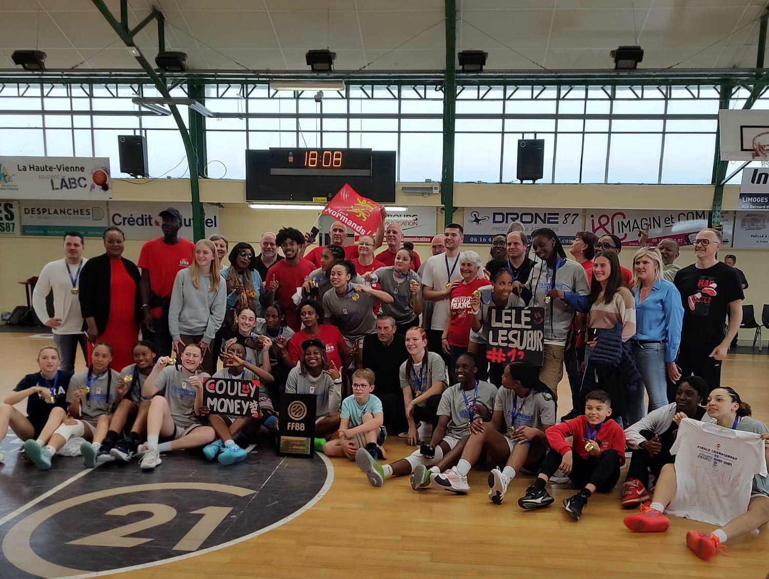 L'équipe U18 avec le staff et les supporters